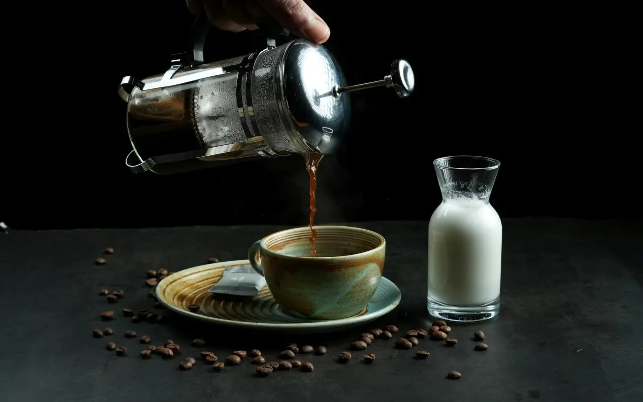 grupo participando en taller de cerveza