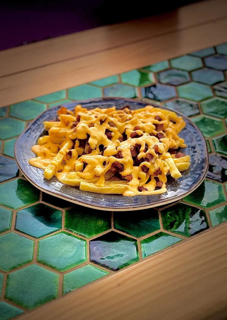 Platos de comida tradicional andaluza en la mesa